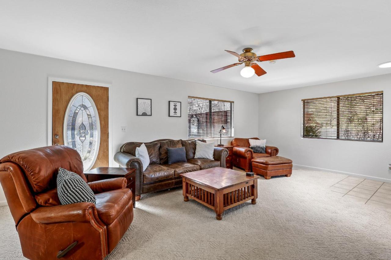 Captivating Continental Country Club Retreat With 4 Bdr And Spacious Deck! Hébergement de vacances *