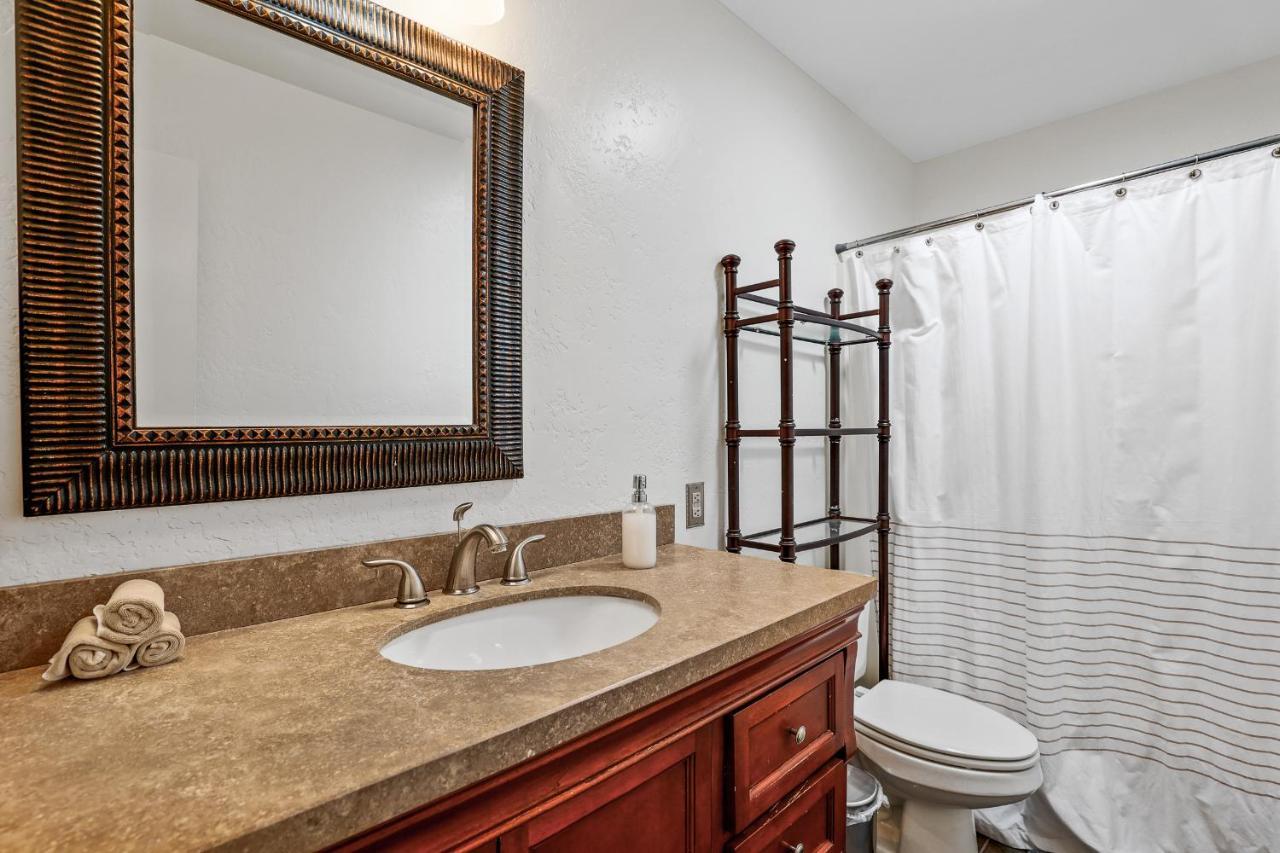 Captivating Continental Country Club Retreat With 4 Bdr And Spacious Deck! Hébergement de vacances *