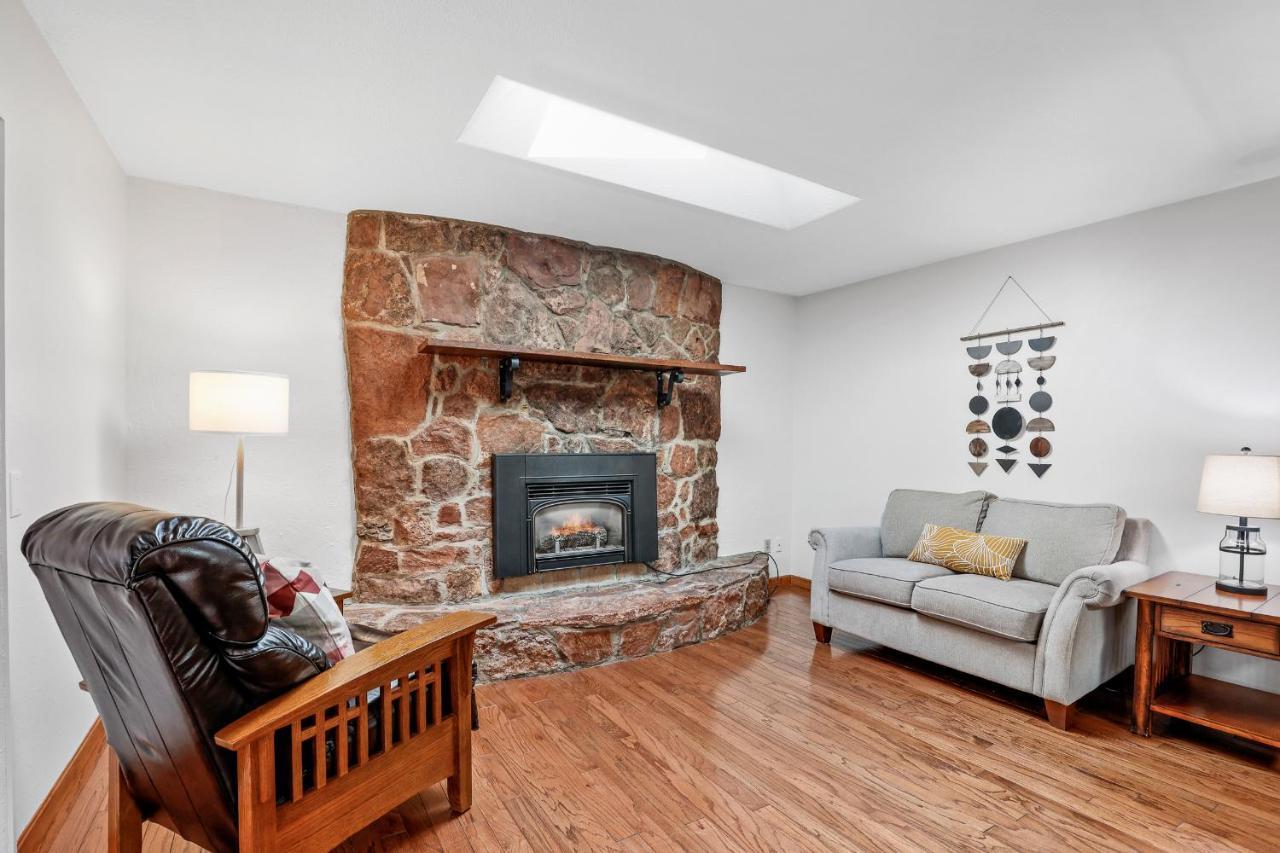 Captivating Continental Country Club Retreat With 4 Bdr And Spacious Deck! *