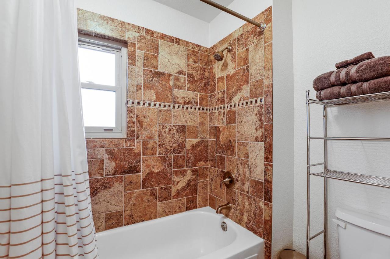 Hébergement de vacances Captivating Continental Country Club Retreat With 4 Bdr And Spacious Deck!