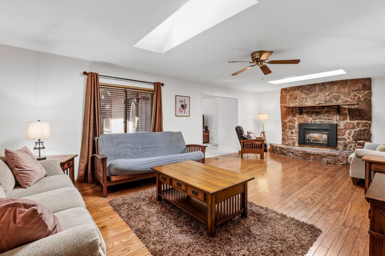 Captivating Continental Country Club Retreat With 4 Bdr And Spacious Deck! Hébergement de vacances *